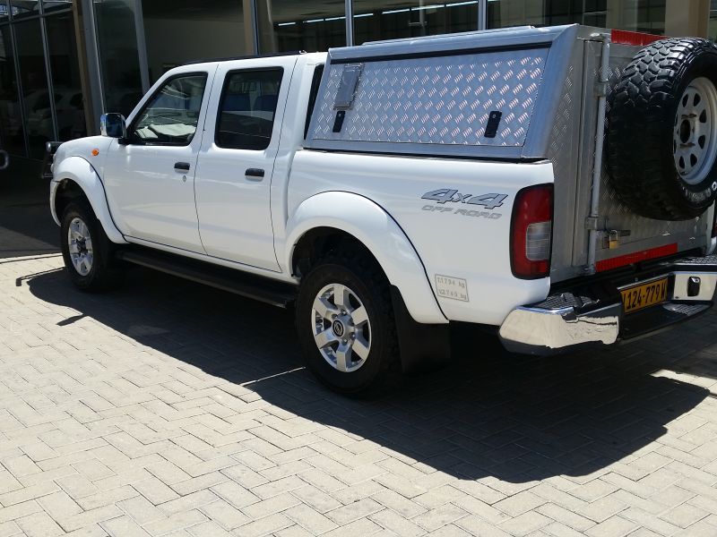 2017 Nissan Hardbody photo 2