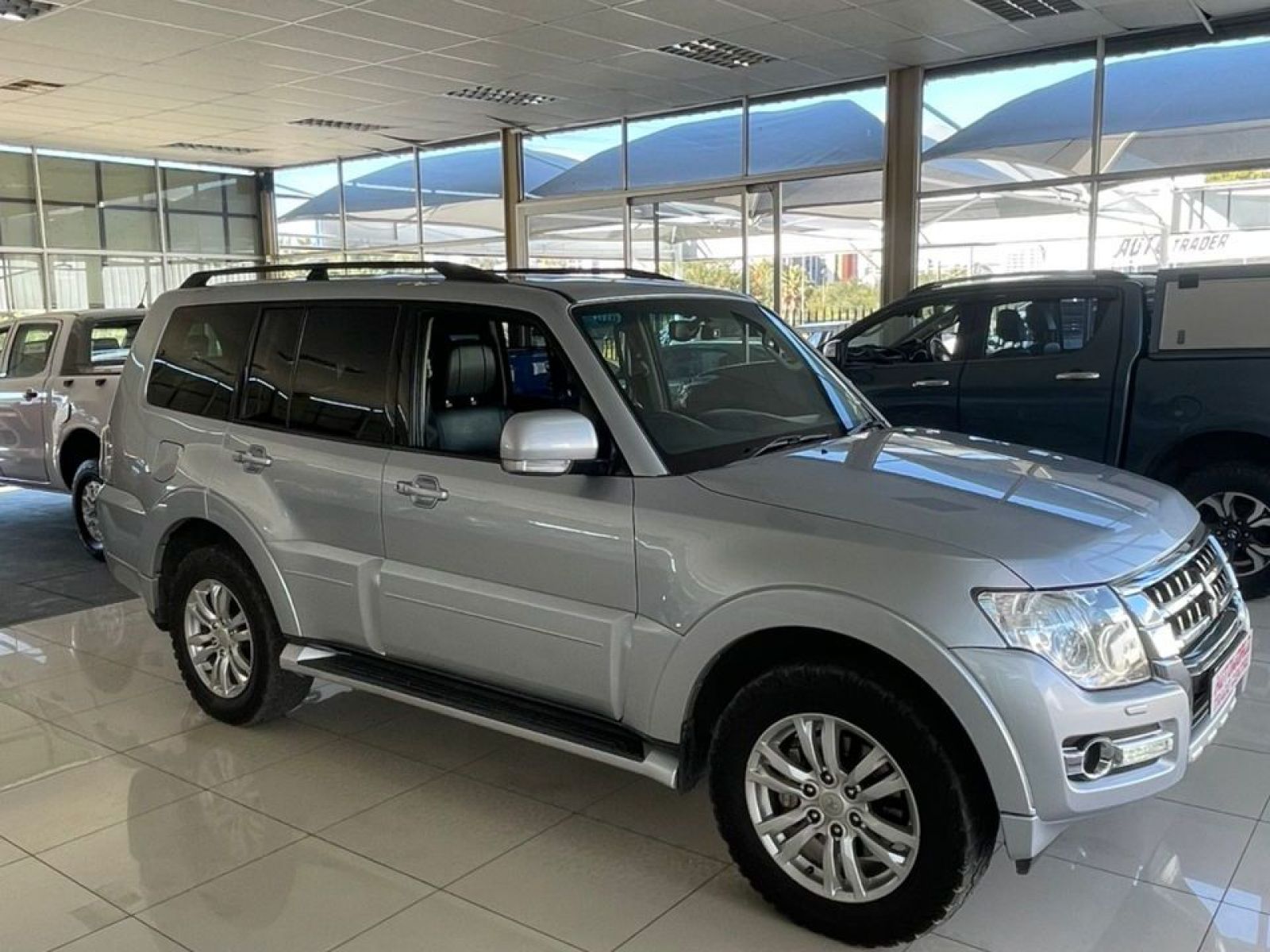 2015 Mitsubishi Pajero photo 1