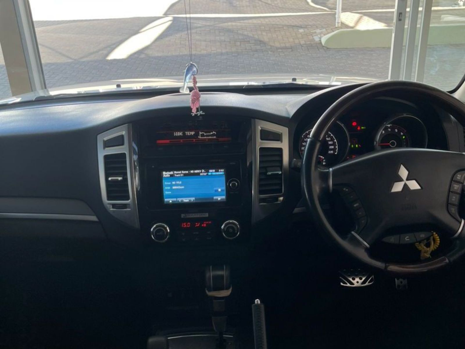 2015 Mitsubishi Pajero photo 10