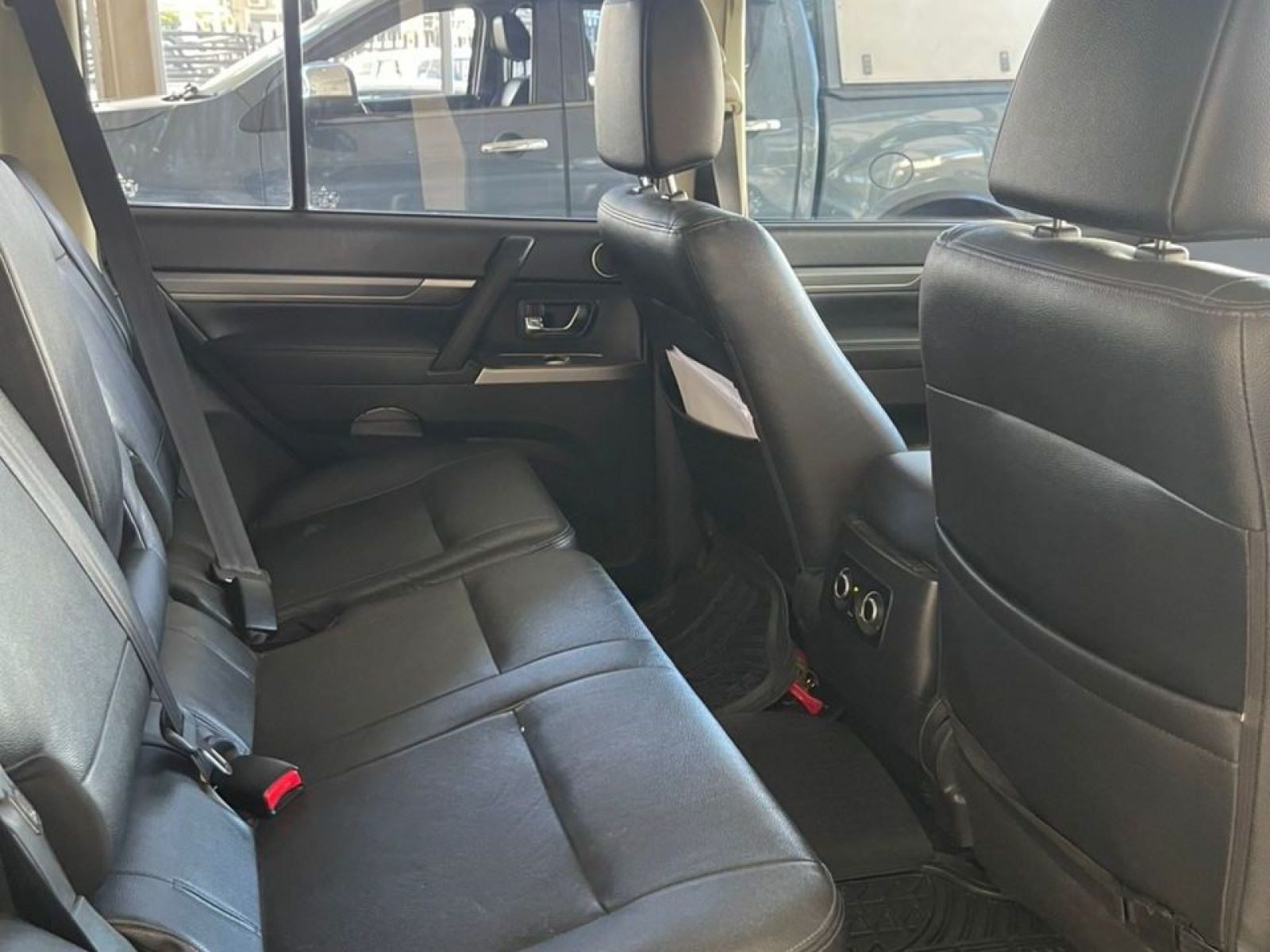 2015 Mitsubishi Pajero photo 11