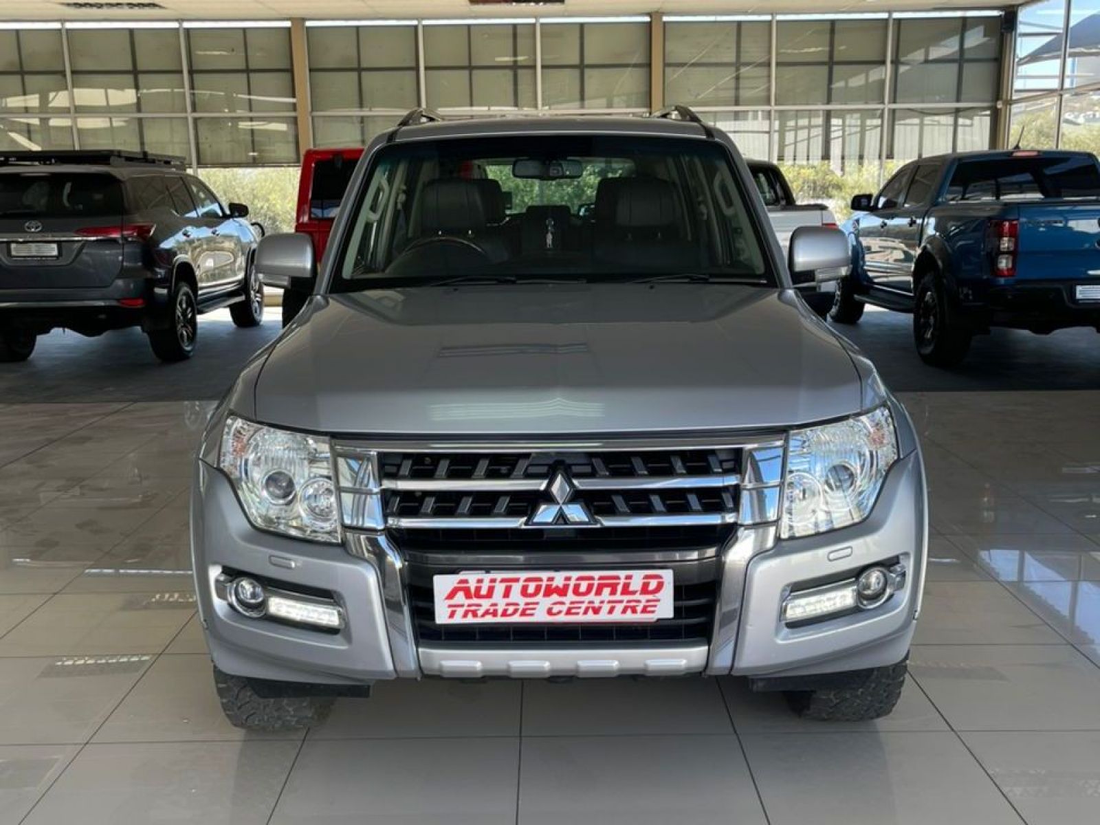 2015 Mitsubishi Pajero photo 2