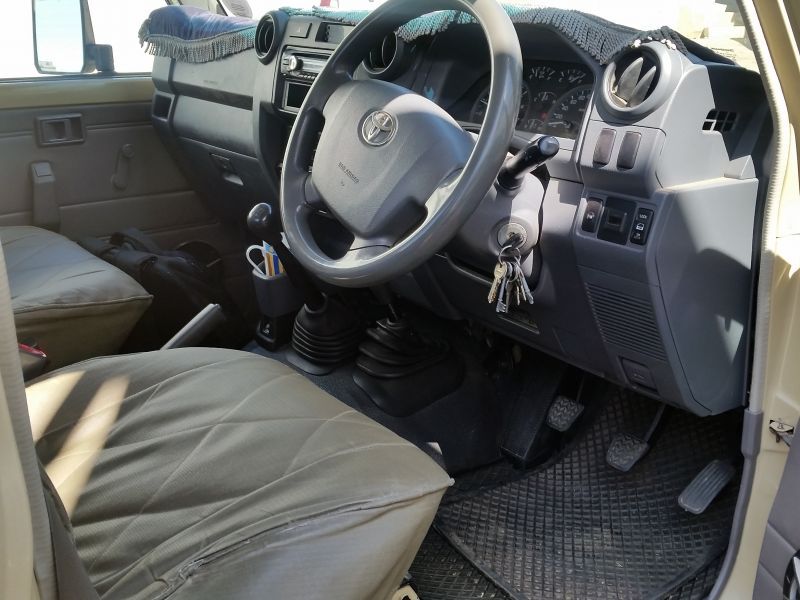 2014 Toyota Land Cruiser photo 2