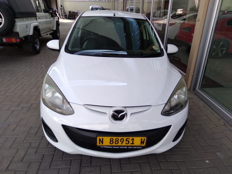 2013 Mazda Demio photo 2