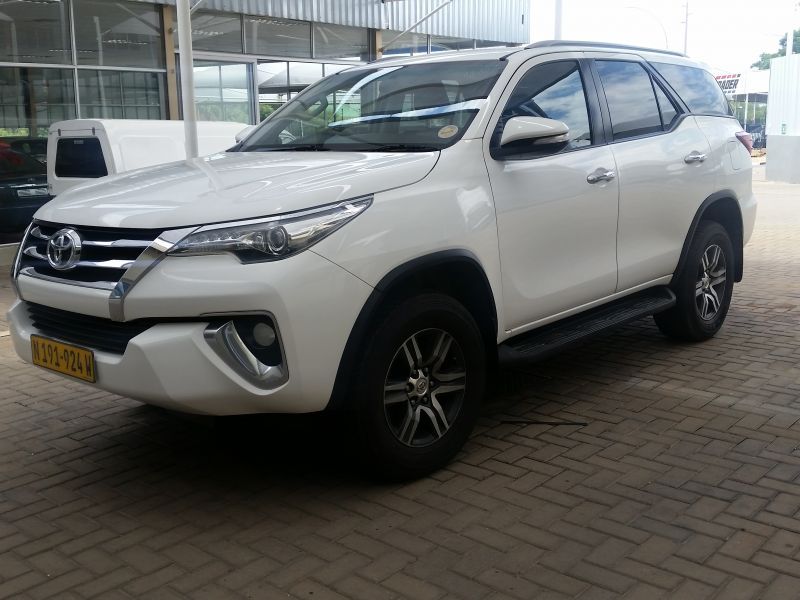 2016 Toyota Fortuner photo 1