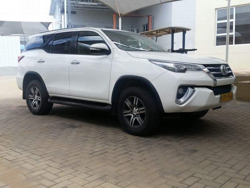 2016 Toyota Fortuner photo 2