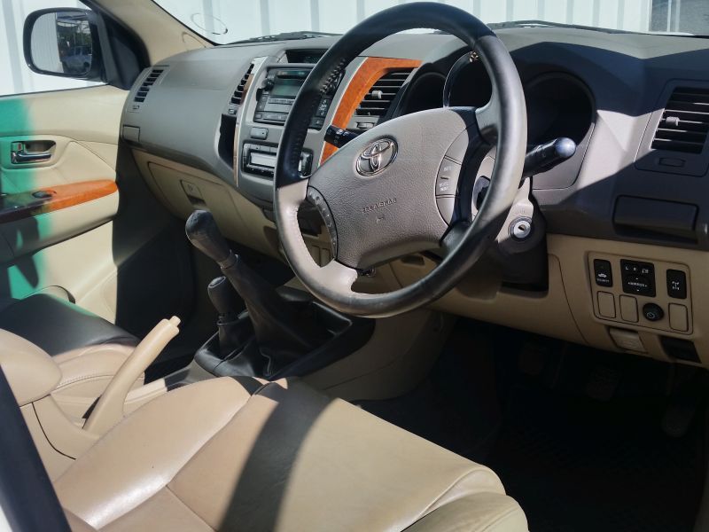 2009 Toyota Fortuner photo 3