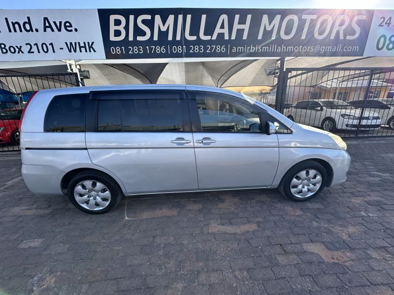 2010 Toyota Isis photo 1