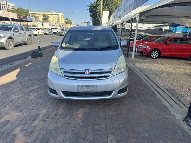 2010 Toyota Isis photo 2
