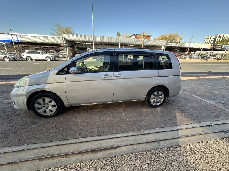 2010 Toyota Isis photo 3