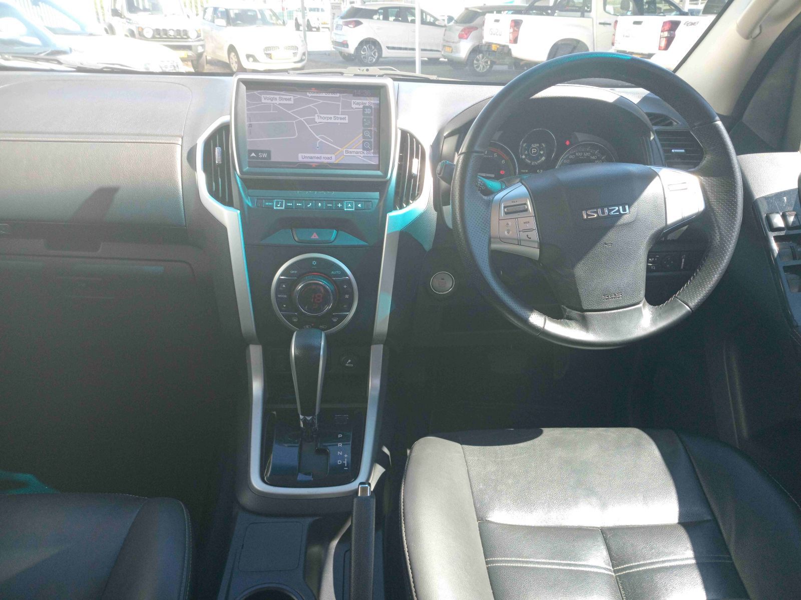 2018 Isuzu MU-X photo 8