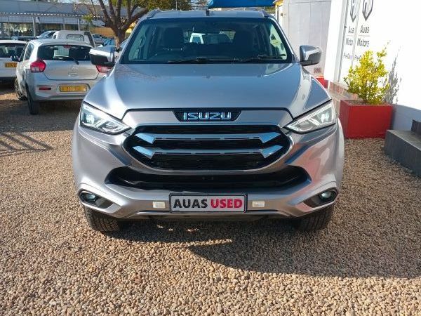 2023 Isuzu MU-X photo 3