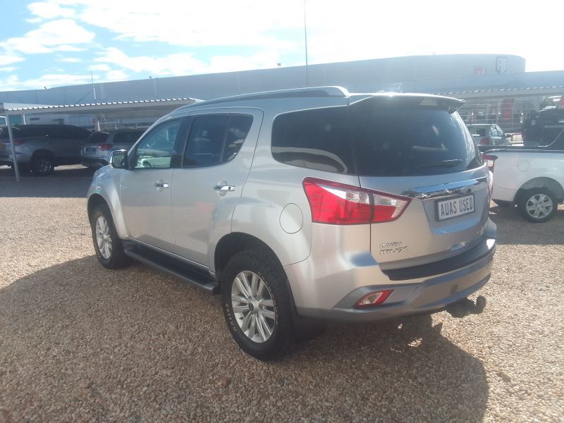 2019 Isuzu MU-X photo 4
