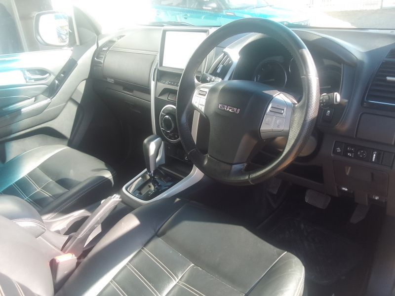2019 Isuzu MU-X photo 7