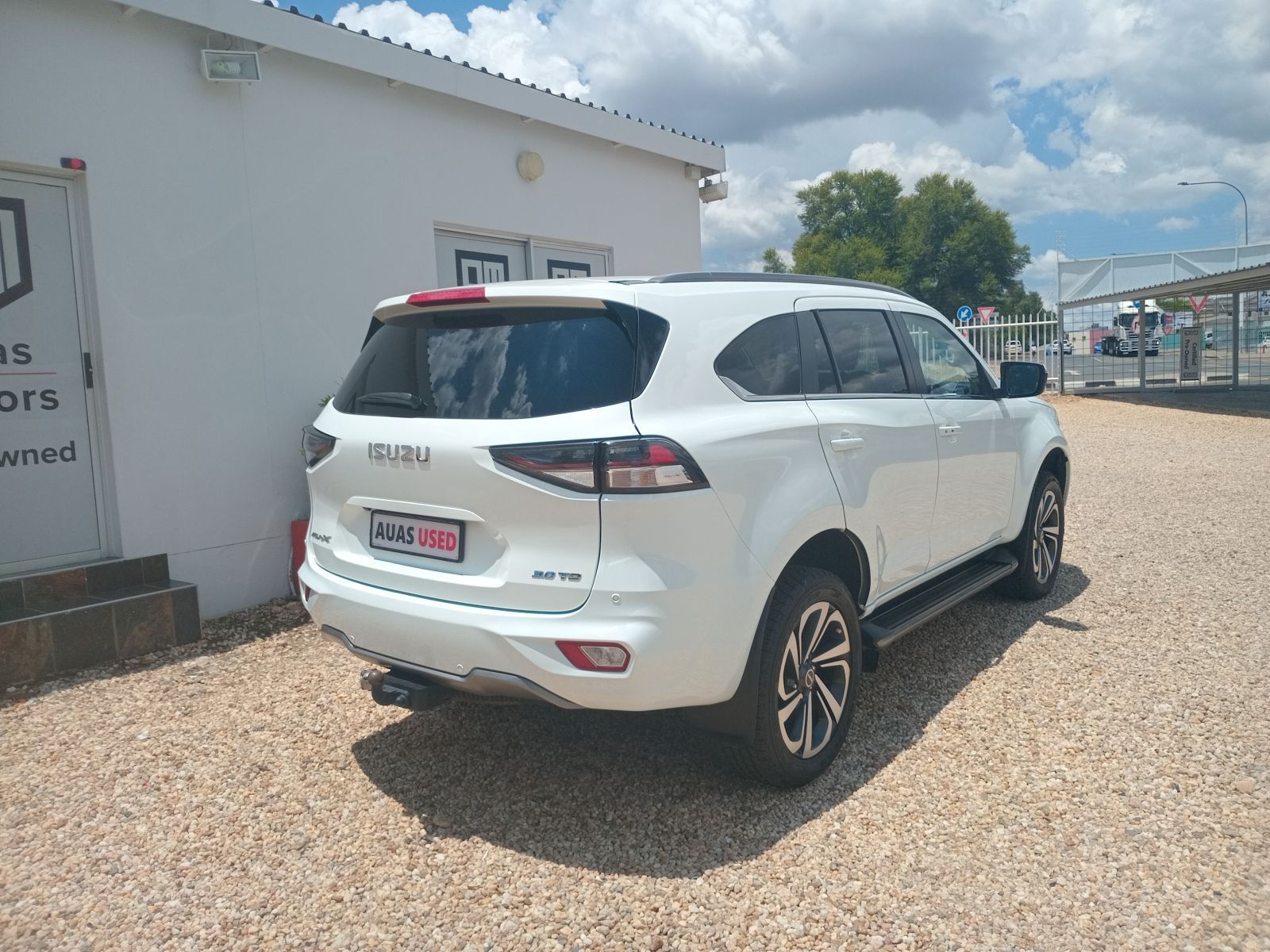 2022 Isuzu MU-X photo 4