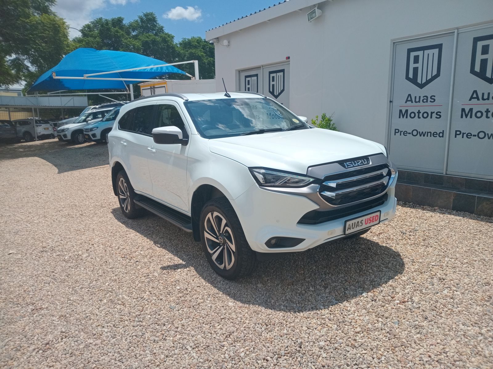 2022 Isuzu MU-X photo 1