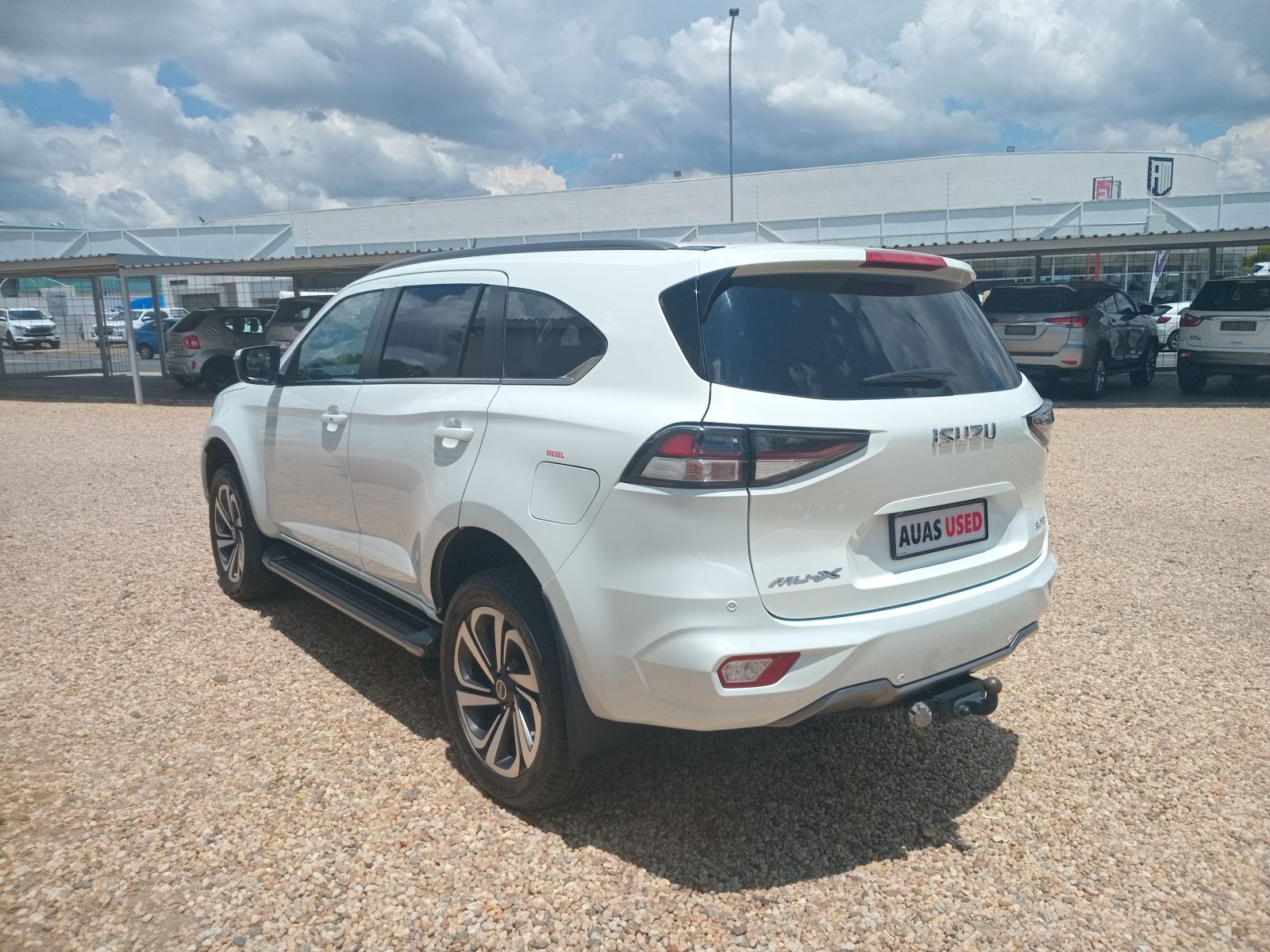 2022 Isuzu MU-X photo 2