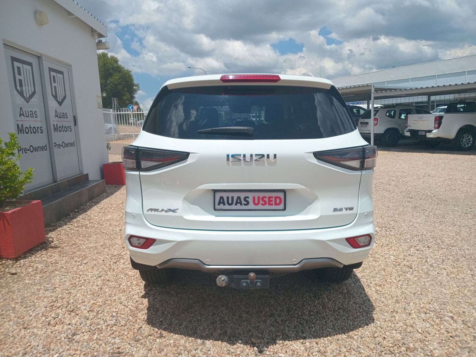 2022 Isuzu MU-X photo 3