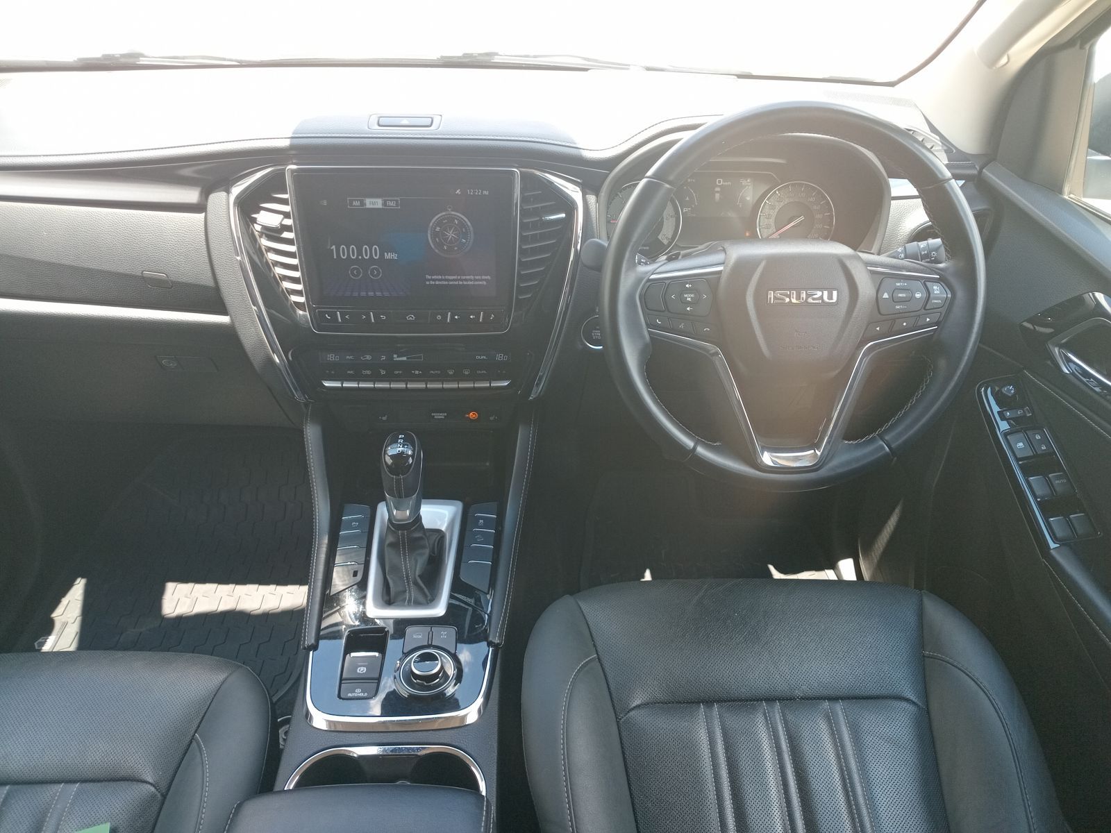 2022 Isuzu MU-X photo 8