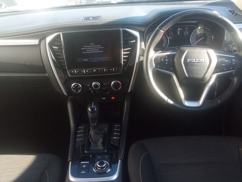 2023 Isuzu MU-X photo 8