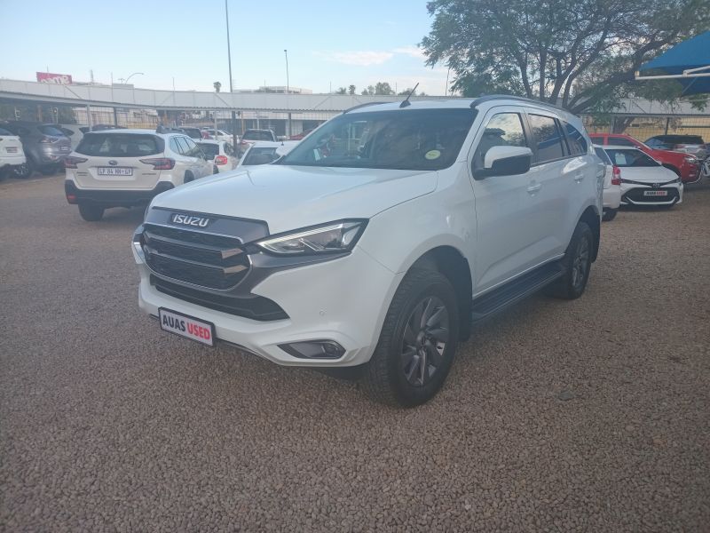 2023 Isuzu MU-X photo 3