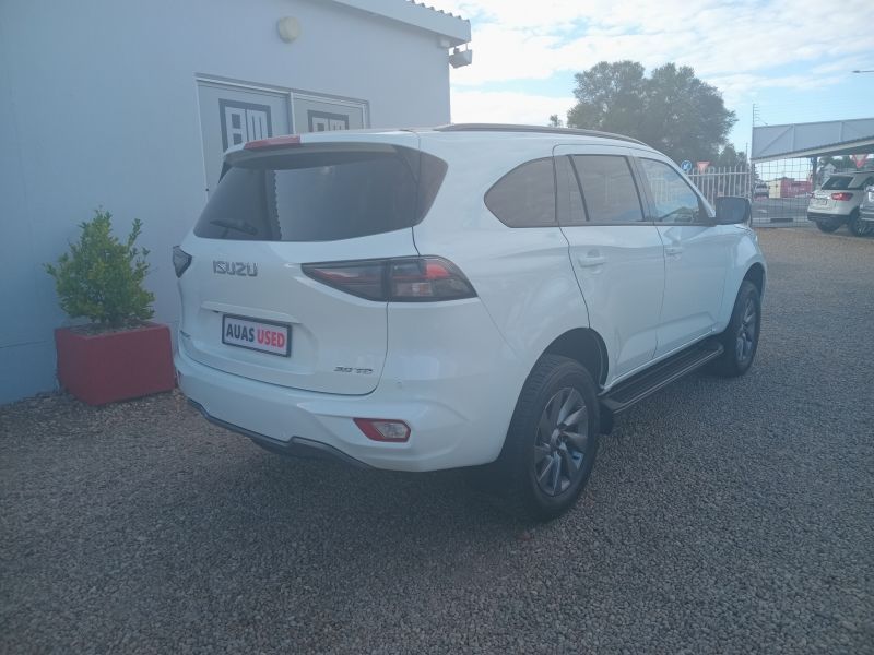 2023 Isuzu MU-X photo 4