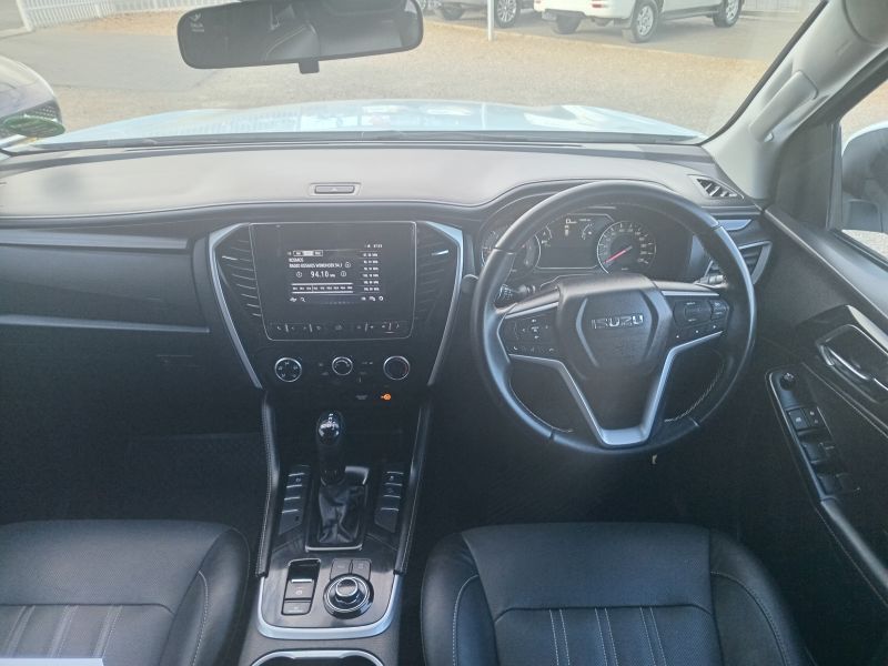 2023 Isuzu MU-X photo 7