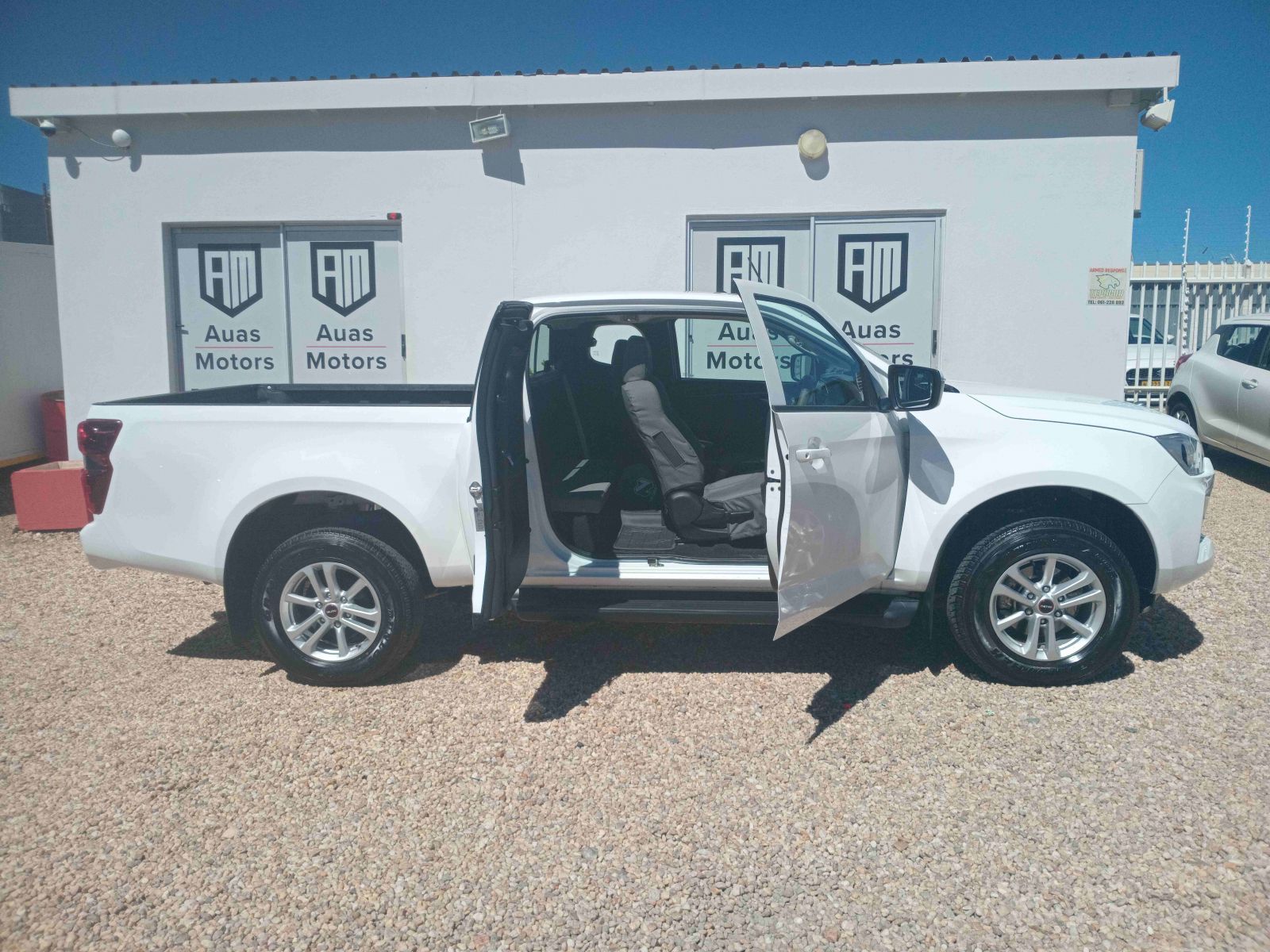 2024 Isuzu D-MAX photo 3