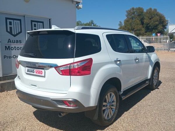 2019 Isuzu MU-X photo 3