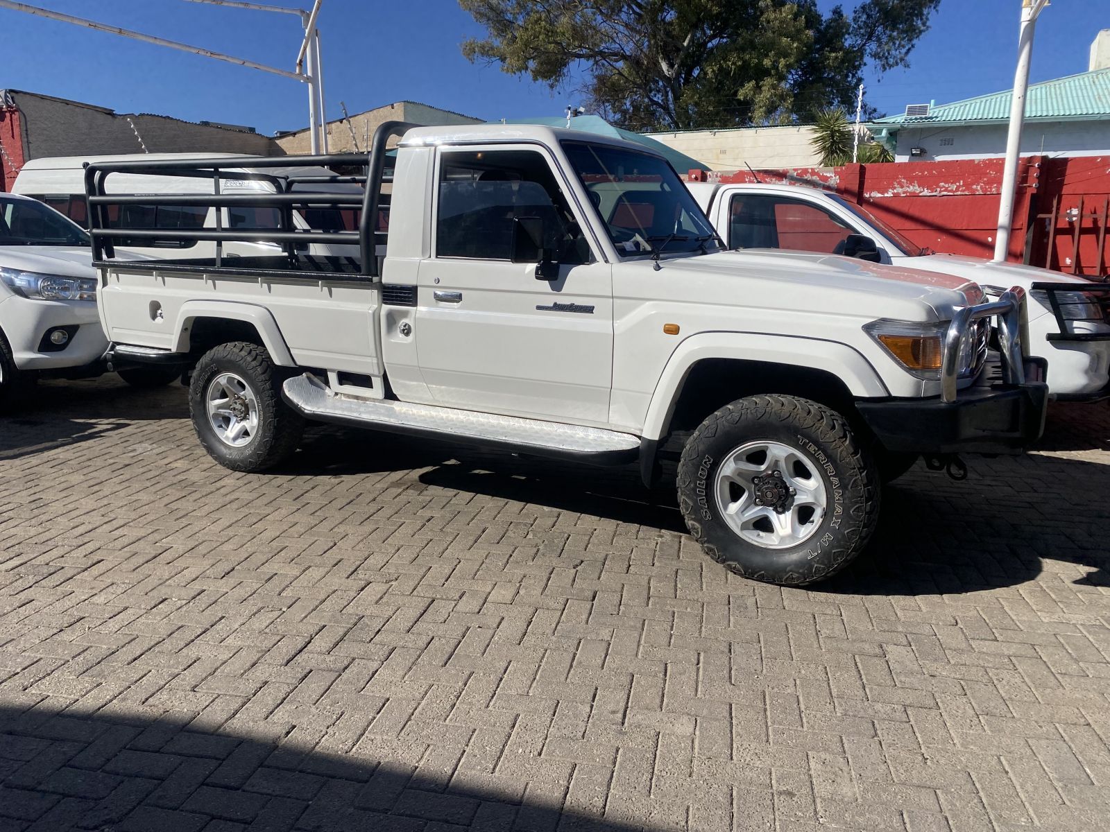 2019 Toyota Land Cruiser photo 2