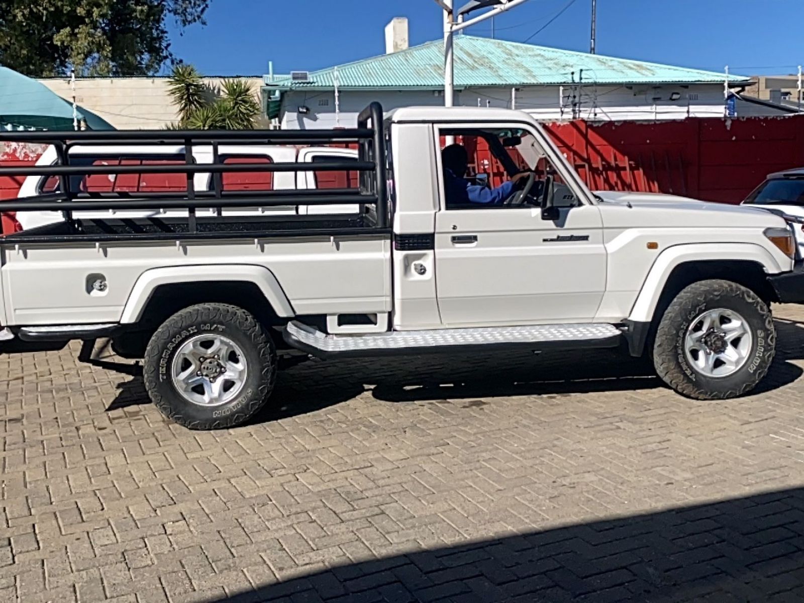 2019 Toyota Land Cruiser photo 3