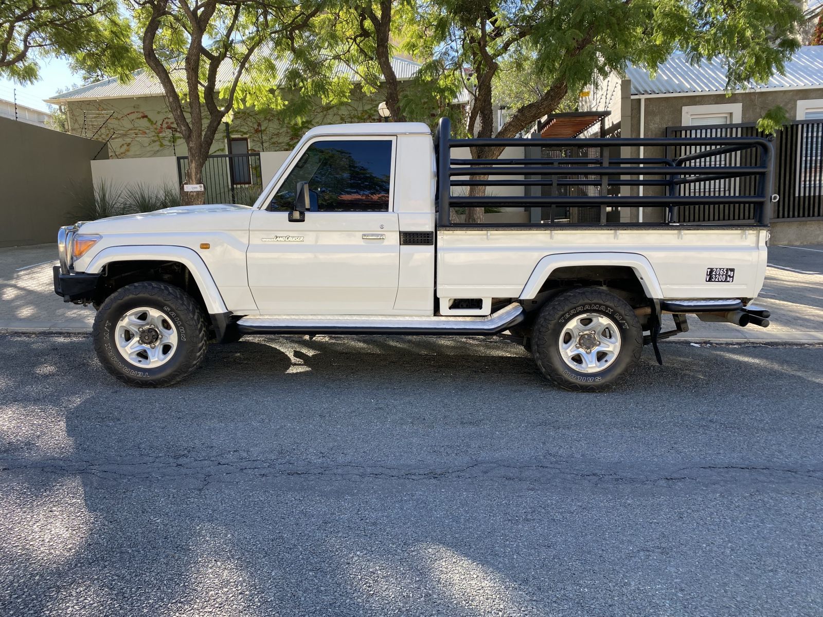2019 Toyota Land Cruiser photo 2