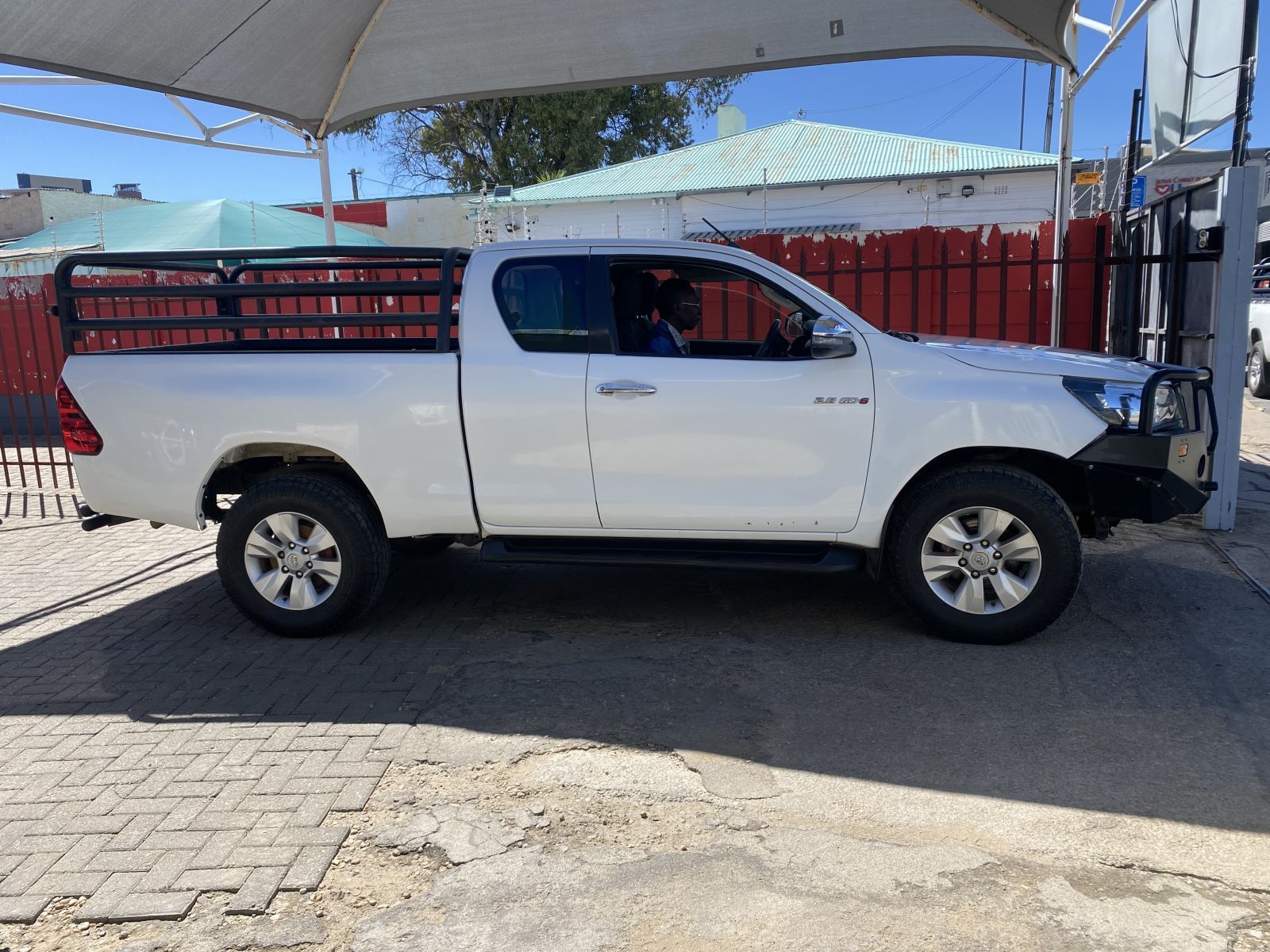 2017 Toyota Hilux photo 2