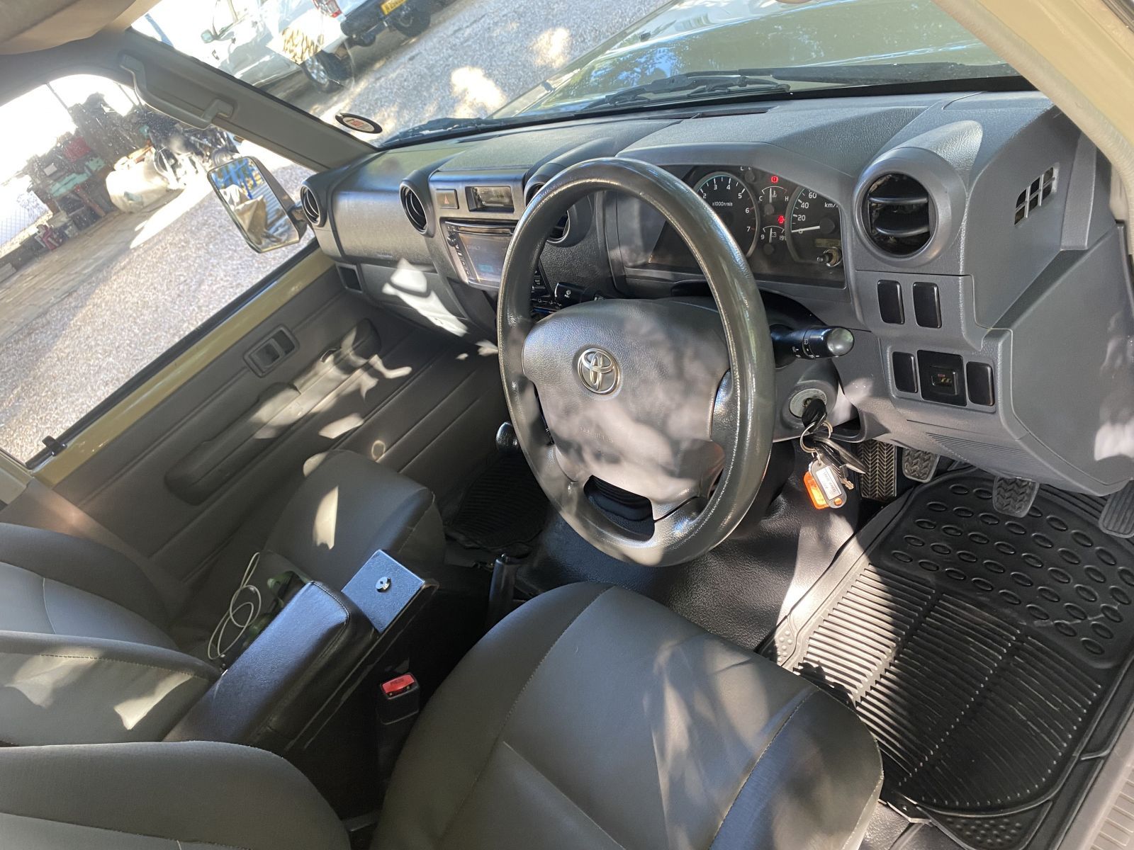 2013 Toyota Land Cruiser photo 11