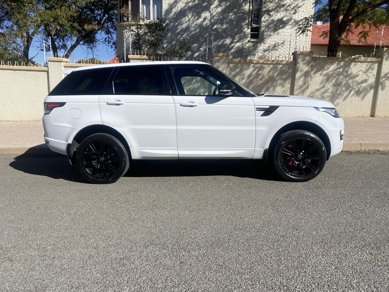 2016 Land Rover Range Rover photo 2