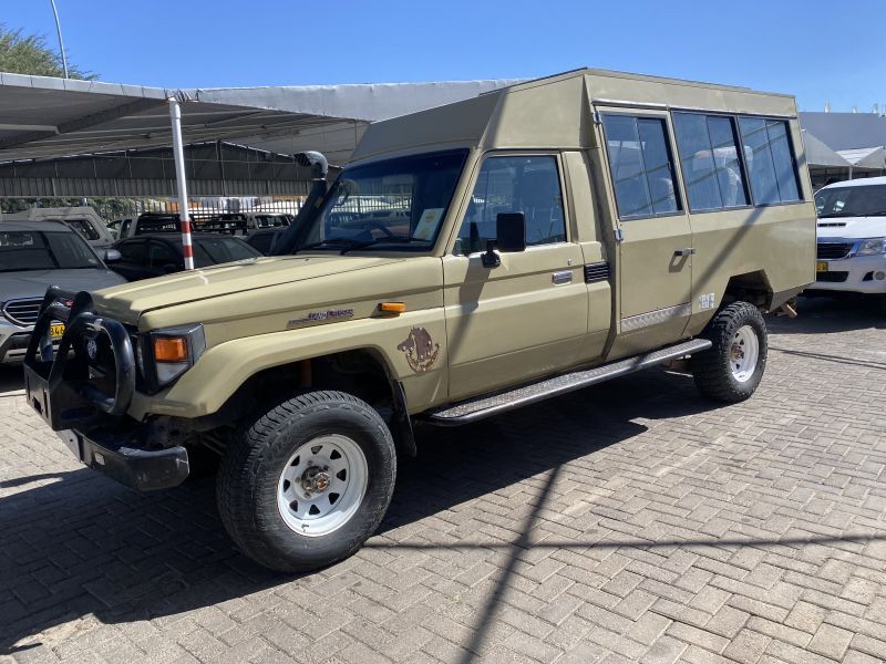 2002 Toyota Land Cruiser photo 1