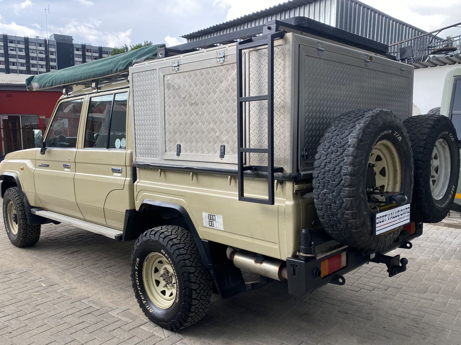 2013 Toyota Land Cruiser photo 3