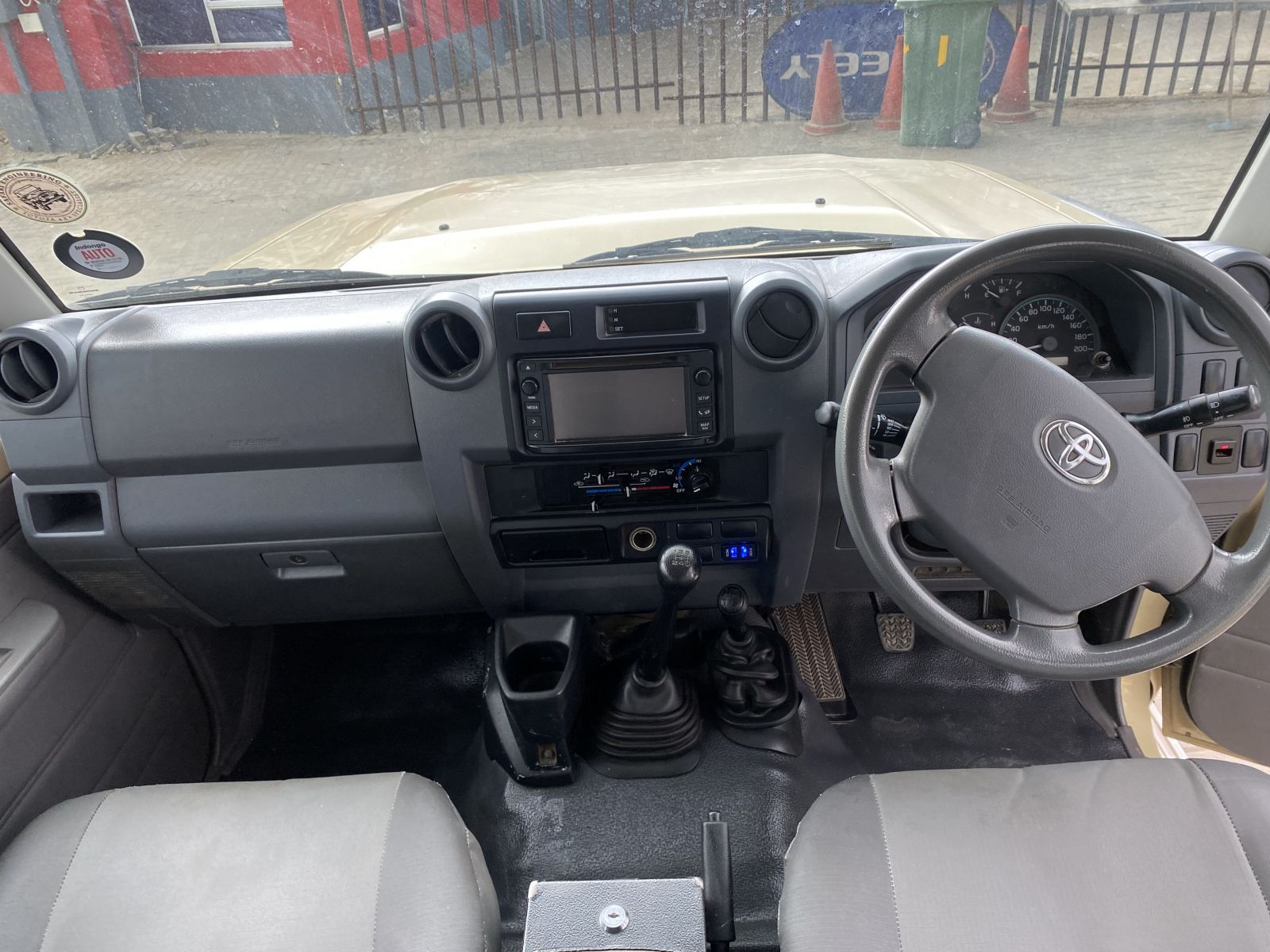 2013 Toyota Land Cruiser photo 9