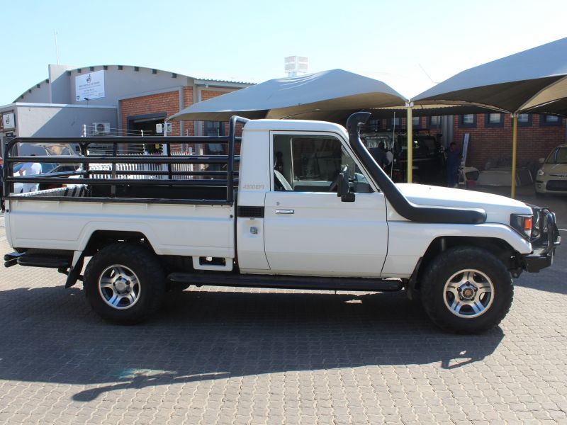2005 Toyota Land Cruiser photo 2