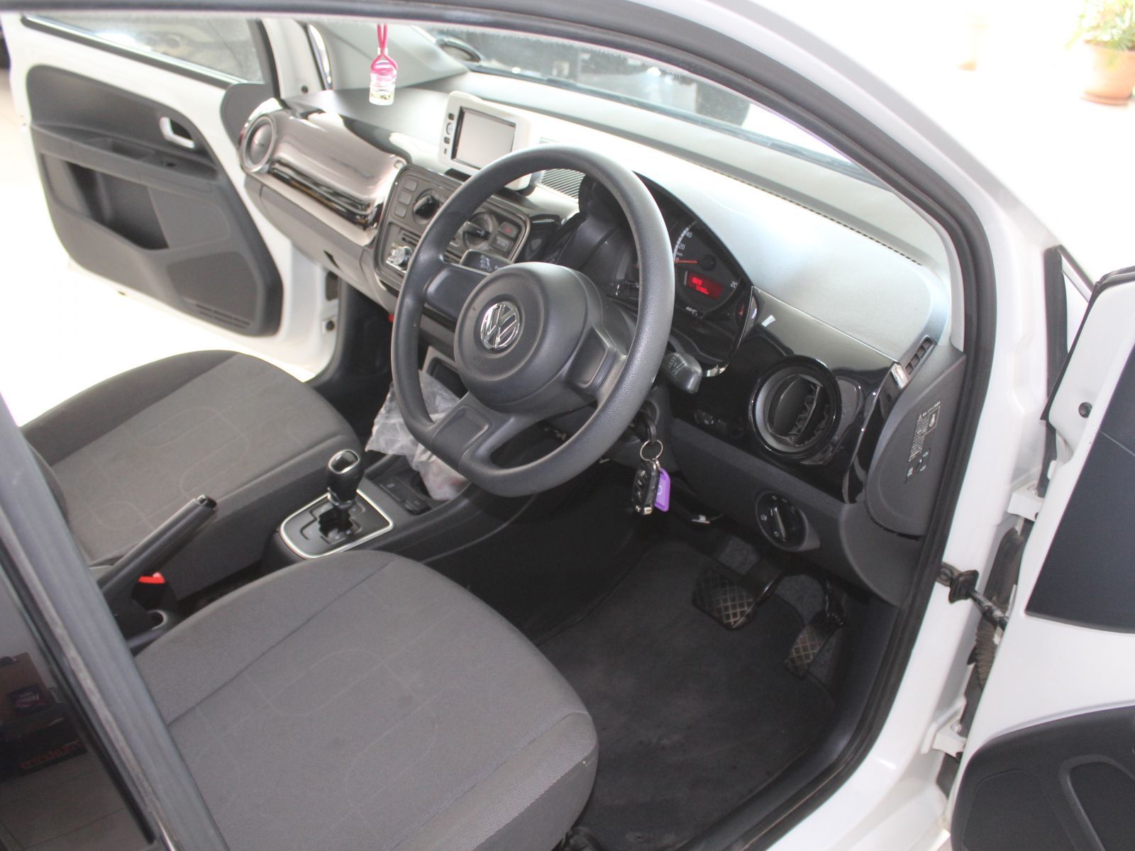 2013 Volkswagen Up photo 9