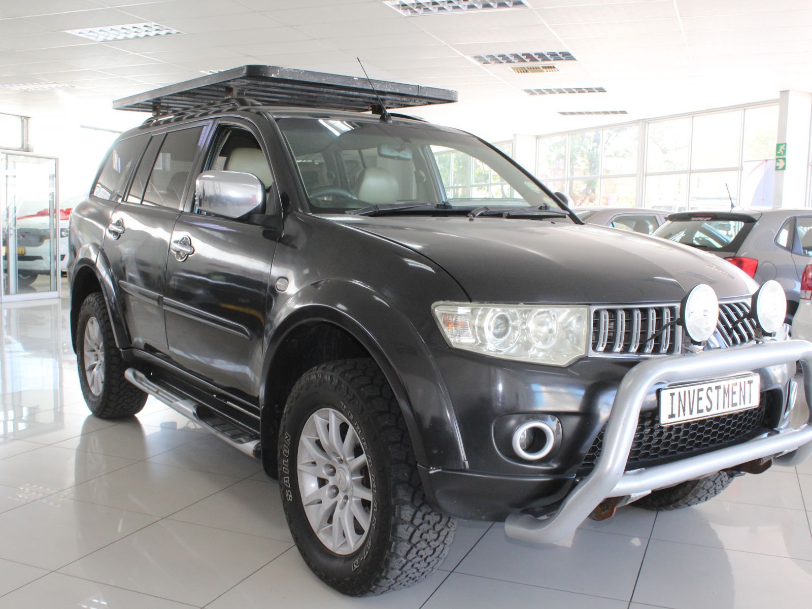 2010 Mitsubishi Pajero photo 1