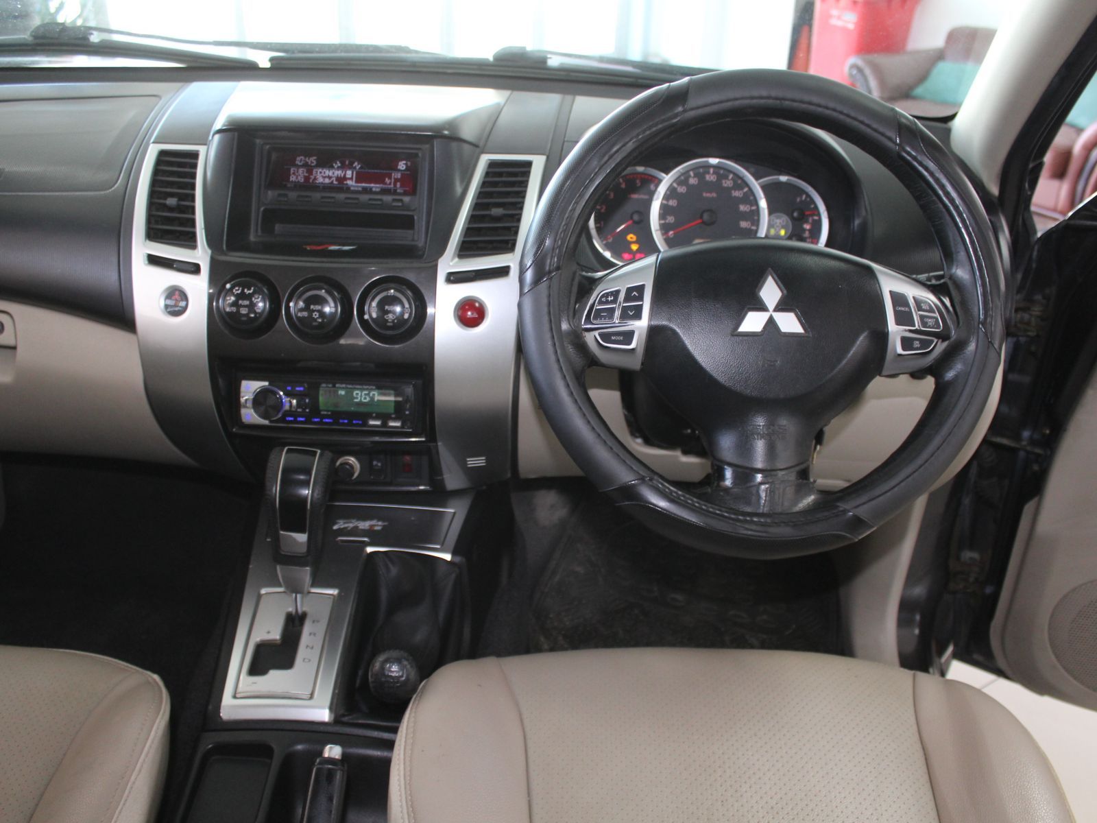 2010 Mitsubishi Pajero photo 11