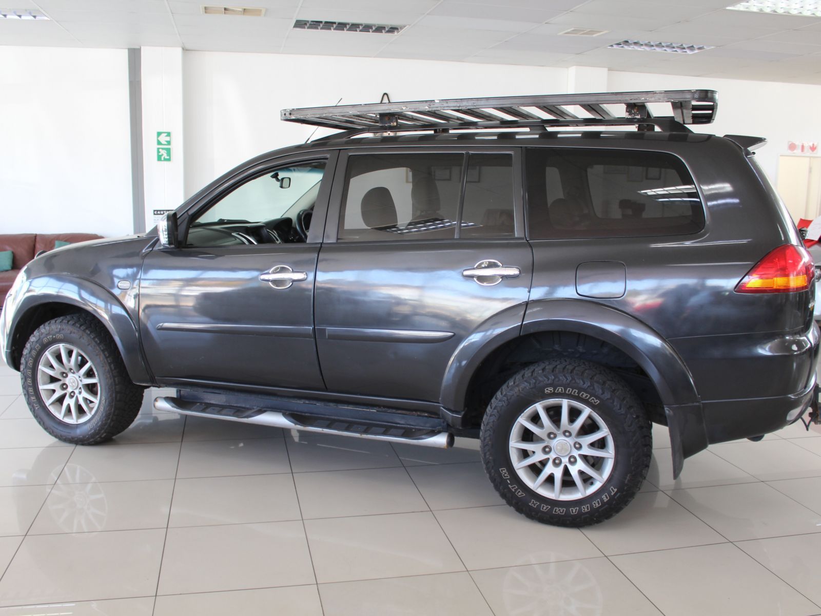 2010 Mitsubishi Pajero photo 4