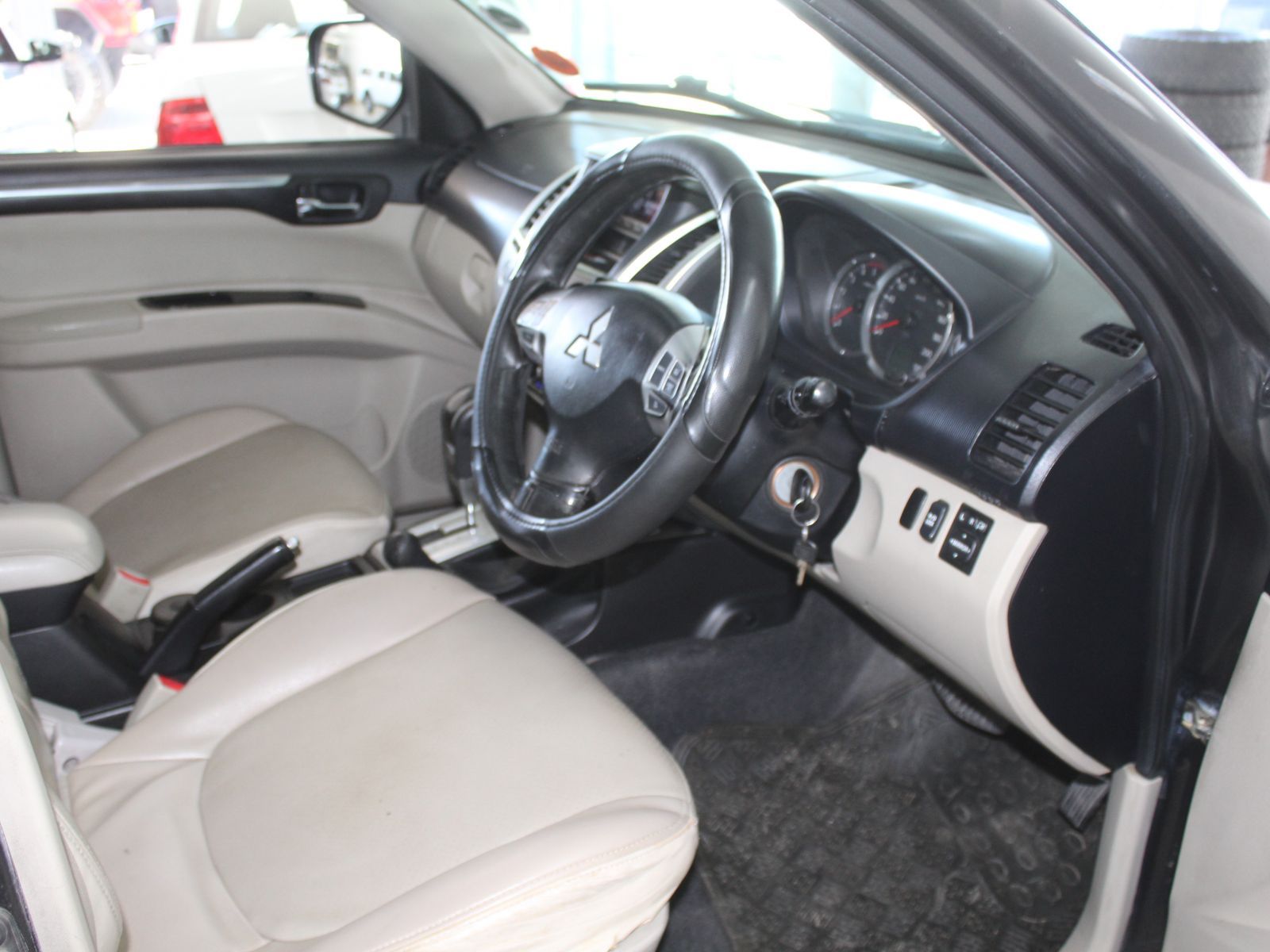 2010 Mitsubishi Pajero photo 8