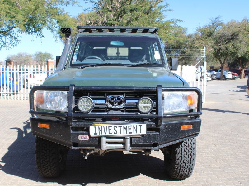 2013 Toyota Land Cruiser photo 2