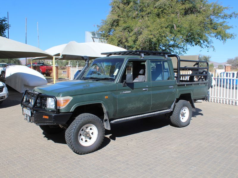 2013 Toyota Land Cruiser photo 3
