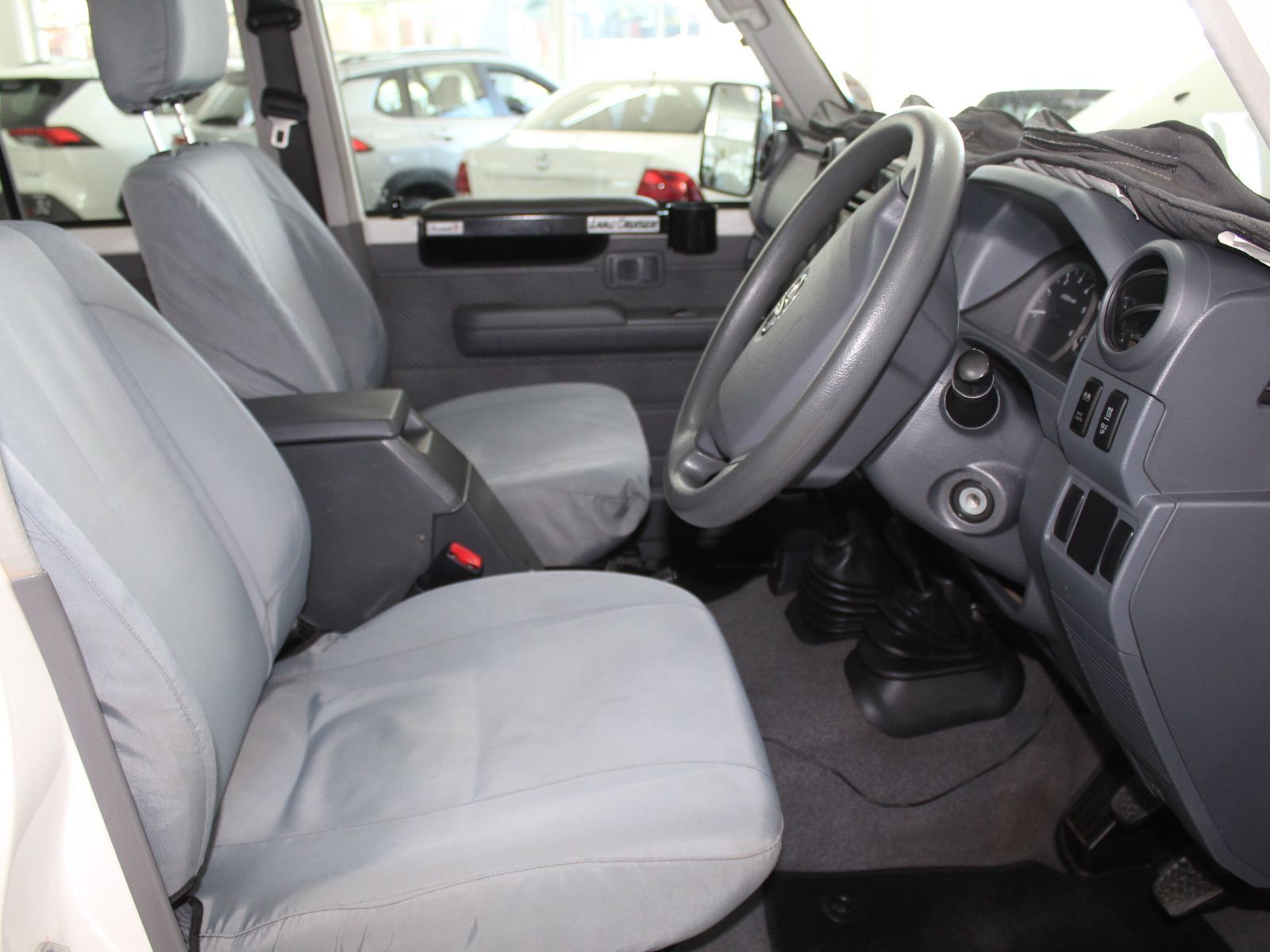 2015 Toyota Land Cruiser photo 12