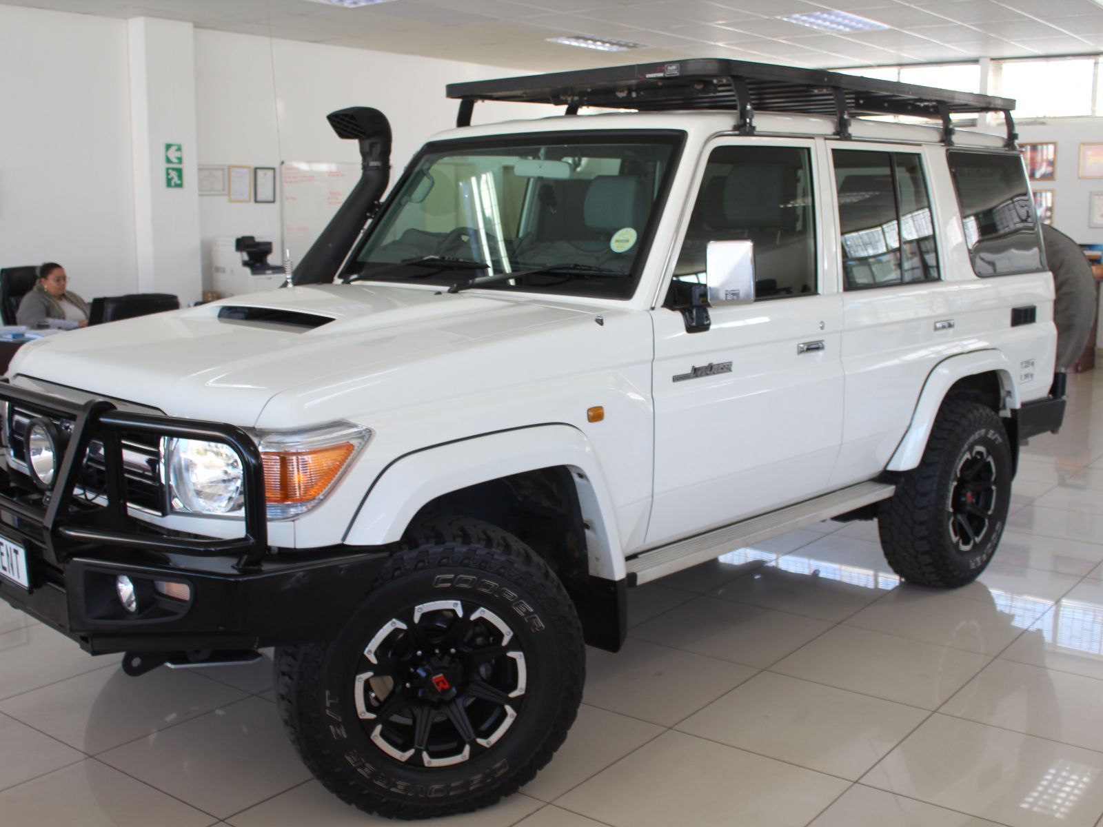 2015 Toyota Land Cruiser photo 3