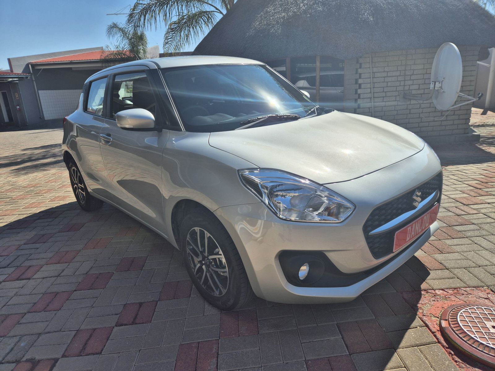 2023 Suzuki Swift photo 1