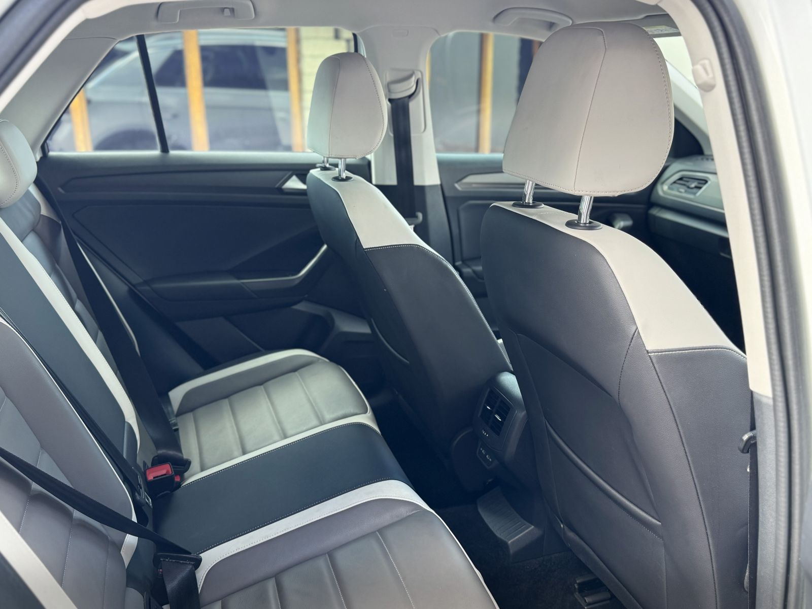 2021 Volkswagen T-Roc photo 6