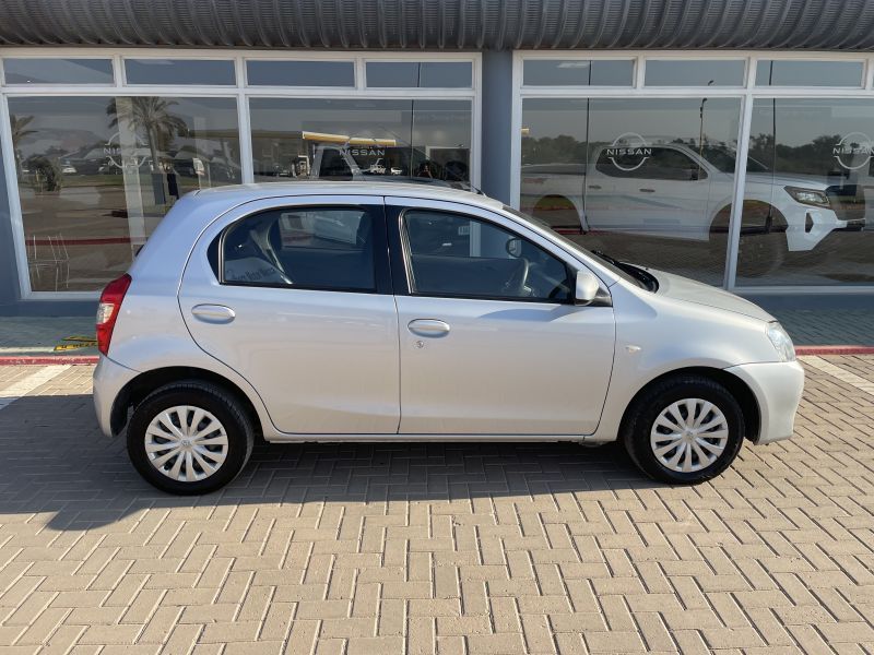 2015 Toyota Etios photo 2